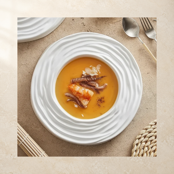 Assiette creuse Onde Deleurde dressée pour un restaurant gastronomique