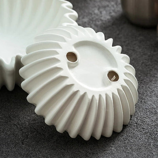 Assiette Bol Céramique Blanc Piky Maison Deleurde, vue rapprochée de la forme et de la finition