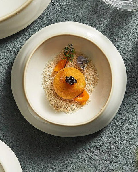 Assiette Céramique Ronde Automne Maison Deleurde, vue rapprochée de la forme et de la finition