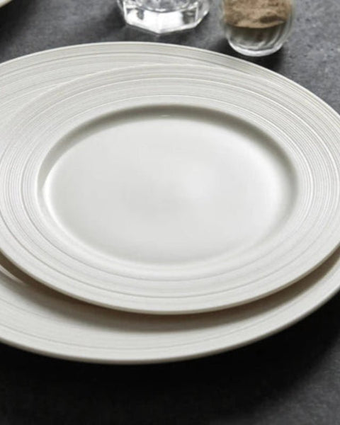 Assiette Céramique Élégante Avero Maison Deleurde, vue rapprochée de la forme et de la finition