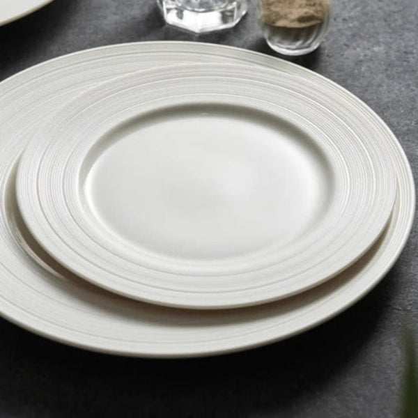 Assiette Céramique Élégante Avero Maison Deleurde, vue rapprochée de la forme et de la finition