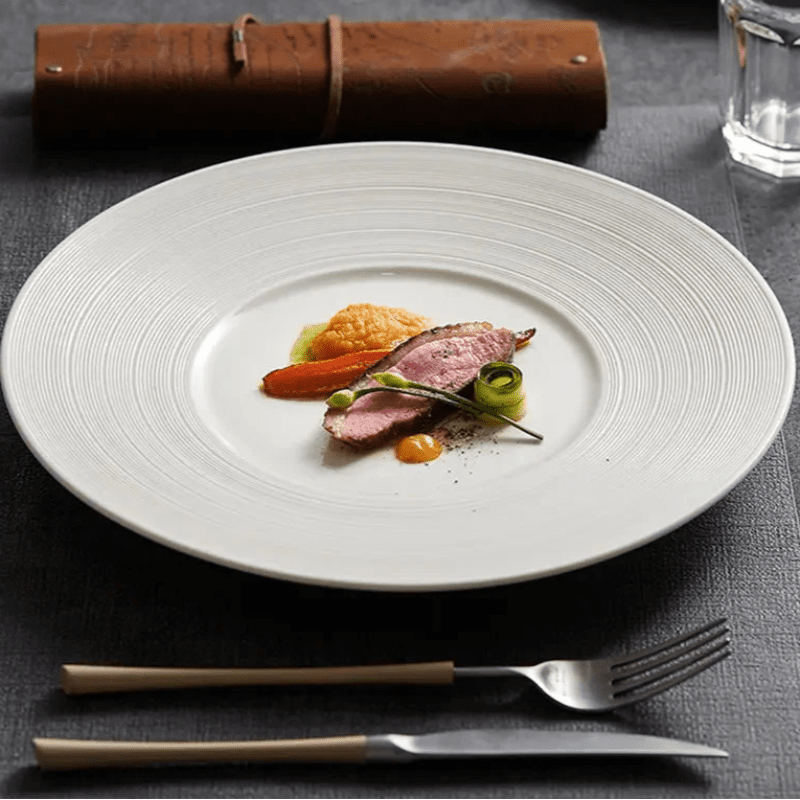 Assiette Céramique Élégante Avero Maison Deleurde avec dressage gastronomique