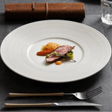 Assiette Céramique Élégante Avero Maison Deleurde avec dressage gastronomique