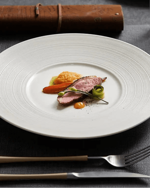 Assiette Céramique Élégante Avero Maison Deleurde avec dressage gastronomique