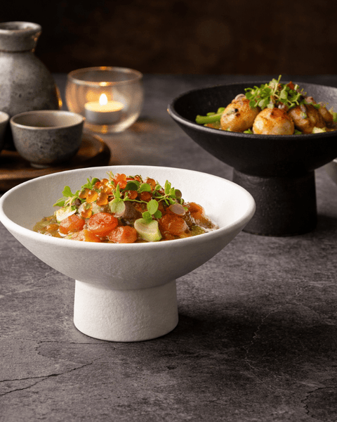 Assiette Céramique Sur Pied Bell Maison Deleurde, vue rapprochée de la forme et de la finition