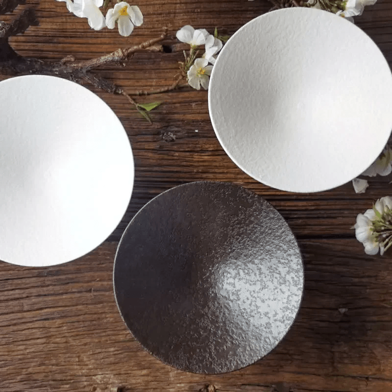 Assiette Céramique Sur Pied Bell Maison Deleurde, vue rapprochée de la forme et de la finition