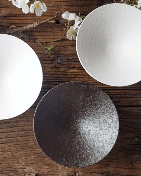 Assiette Céramique Sur Pied Bell Maison Deleurde, vue rapprochée de la forme et de la finition