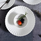 Assiette Céramique Blanche Sun Maison Deleurde, vue rapprochée de la forme et de la finition