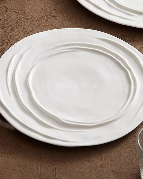 Assiette Céramique Brillante Celeste Maison Deleurde, vue rapprochée de la forme et de la finition
