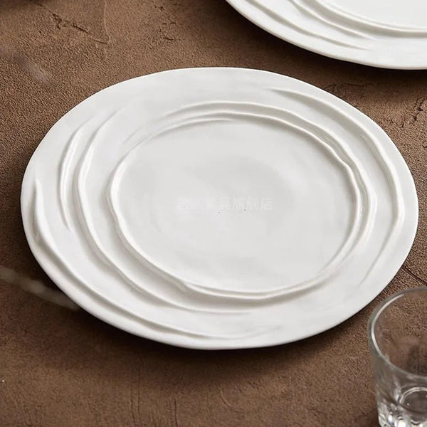 Assiette Céramique Brillante Celeste Maison Deleurde, vue rapprochée de la forme et de la finition