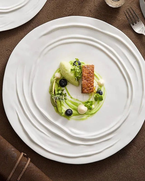 Assiette Céramique Brillante Celeste Maison Deleurde avec dressage gastronomique