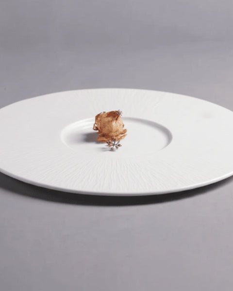 Assiette Céramique Blanche Centro Maison Deleurde, vue rapprochée de la forme et de la finition