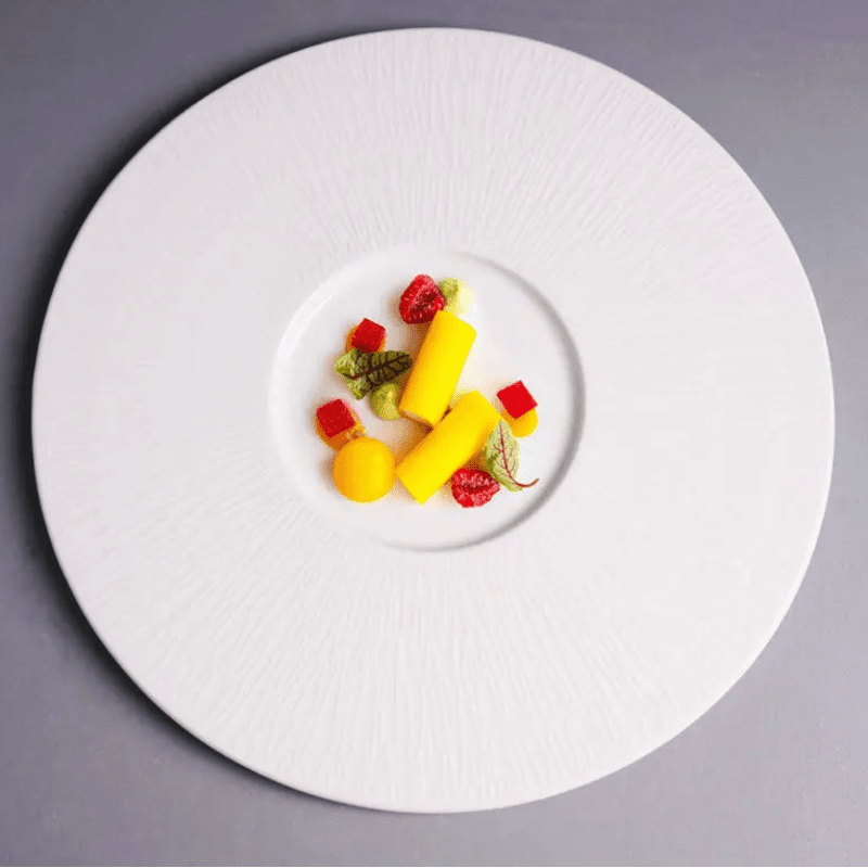 Assiette Céramique Blanche Centro Maison Deleurde, vue rapprochée de la forme et de la finition