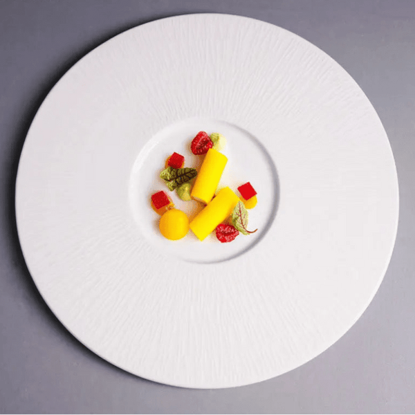 Assiette Céramique Blanche Centro Maison Deleurde, vue rapprochée de la forme et de la finition