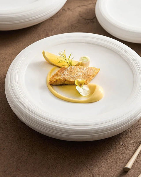 Assiette Céramique Blanche Cirlis Maison Deleurde, vue rapprochée de la forme et de la finition