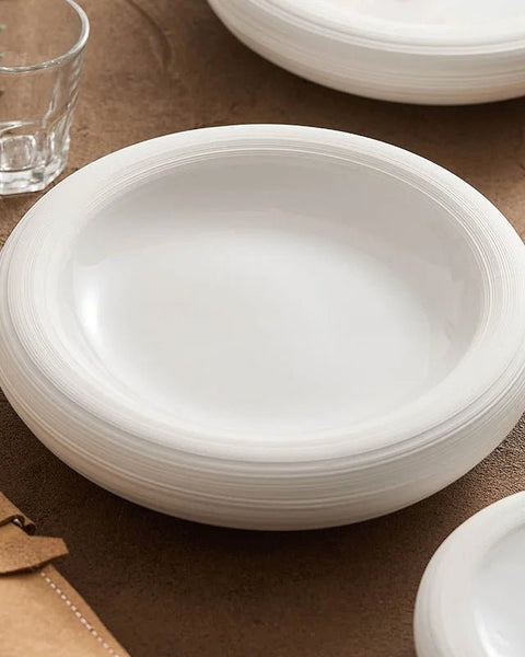 Assiette Céramique Blanche Cirlis Maison Deleurde, vue rapprochée de la forme et de la finition