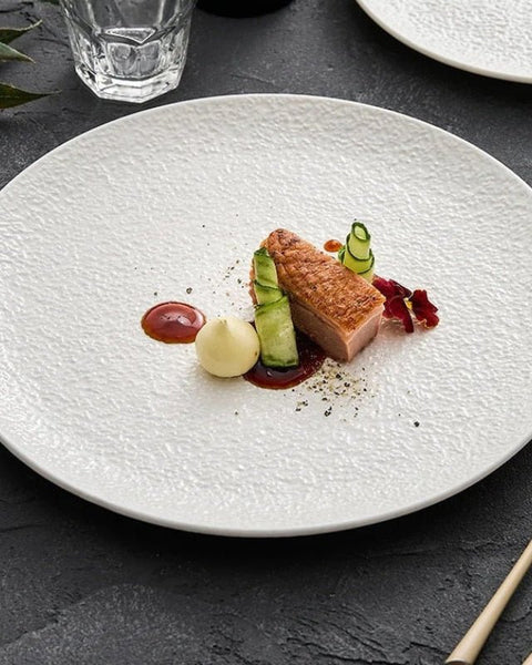 Assiette Céramique Fine Crunch Maison Deleurde avec dressage gastronomique
