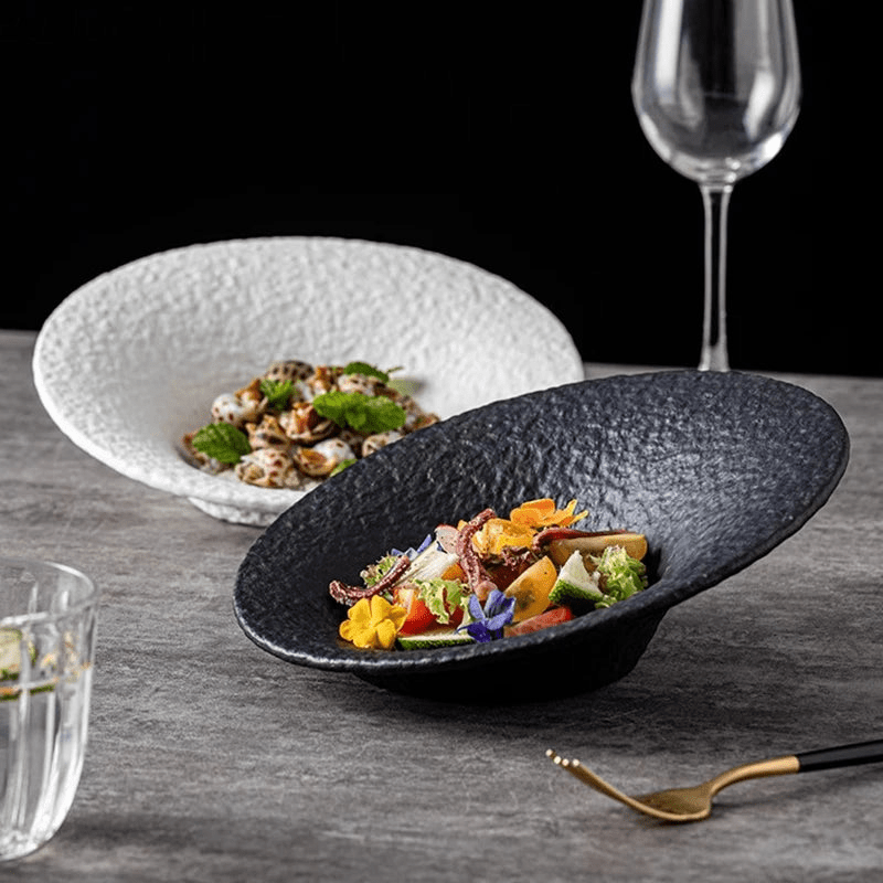 Assiette Céramique Texturée Crunchy Maison Deleurde, vue rapprochée de la forme et de la finition
