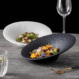 Assiette Céramique Texturée Crunchy Maison Deleurde, vue rapprochée de la forme et de la finition