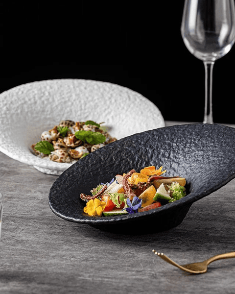 Assiette Céramique Texturée Crunchy Maison Deleurde, vue rapprochée de la forme et de la finition