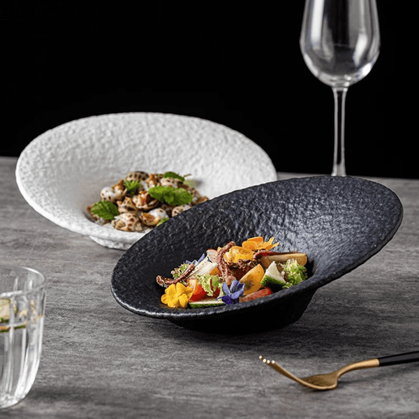 Assiette Céramique Texturée Crunchy Maison Deleurde, vue rapprochée de la forme et de la finition