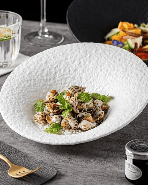 Assiette Céramique Texturée Crunchy Maison Deleurde avec dressage gastronomique