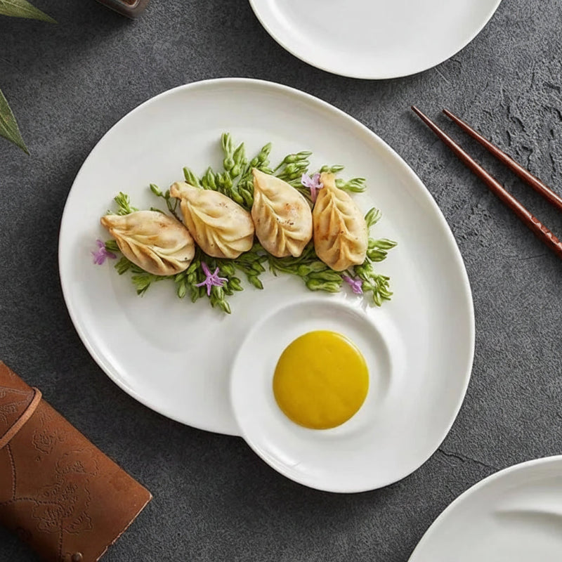 Assiette en céramique blanche Volute Maison Deleurde, forme organique avec coupelle intégrée