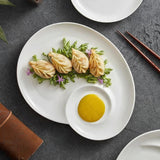 Assiette en céramique blanche Volute Maison Deleurde, forme organique avec coupelle intégrée
