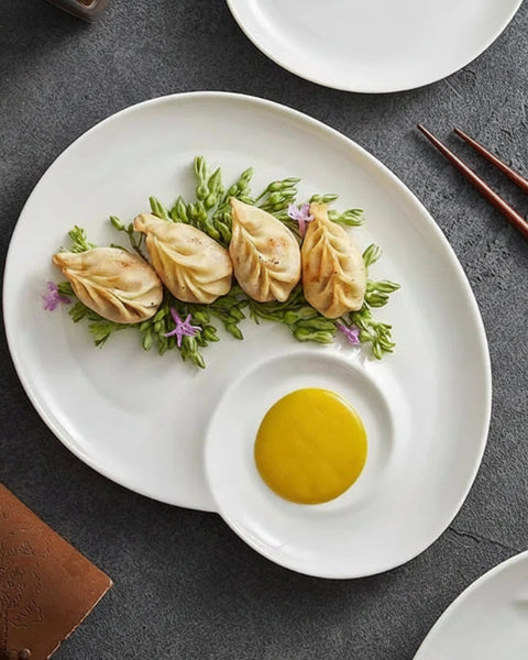 Assiette en céramique blanche Volute Maison Deleurde, forme organique avec coupelle intégrée