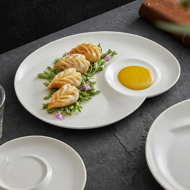Assiette en céramique blanche Volute Maison Deleurde, vue détaillée de la forme et de la finition