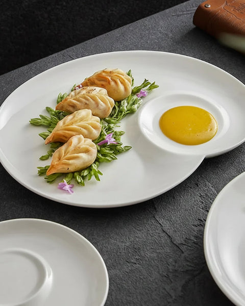 Assiette en céramique blanche Volute Maison Deleurde, vue détaillée de la forme et de la finition