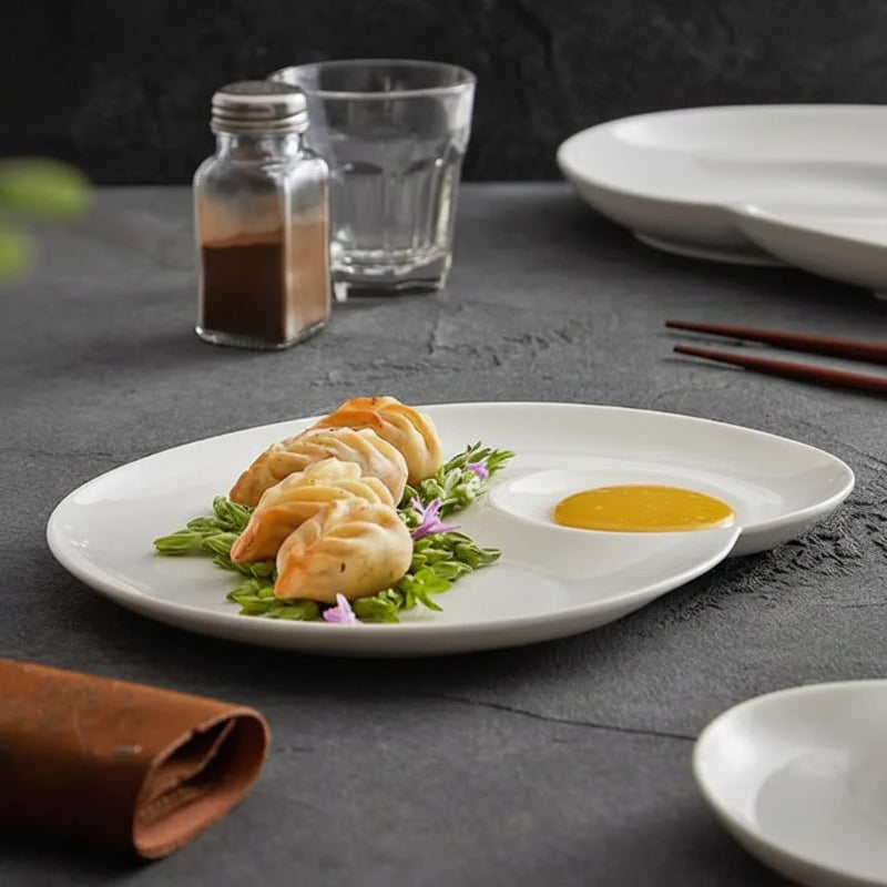 Assiette en céramique blanche Volute Maison Deleurde, vue détaillée de la forme et de la finition