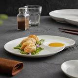 Assiette en céramique blanche Volute Maison Deleurde, vue détaillée de la forme et de la finition