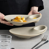 Assiette en céramique Écrin Maison Deleurde, vue détaillée de la forme minérale