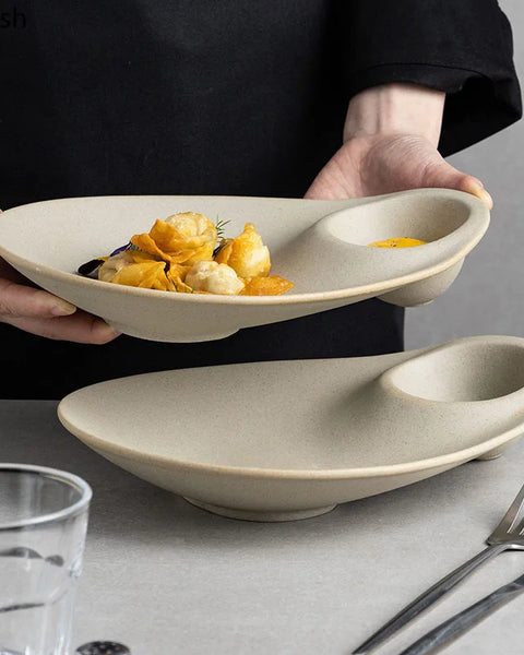 Assiette en céramique Écrin Maison Deleurde, vue détaillée de la forme minérale