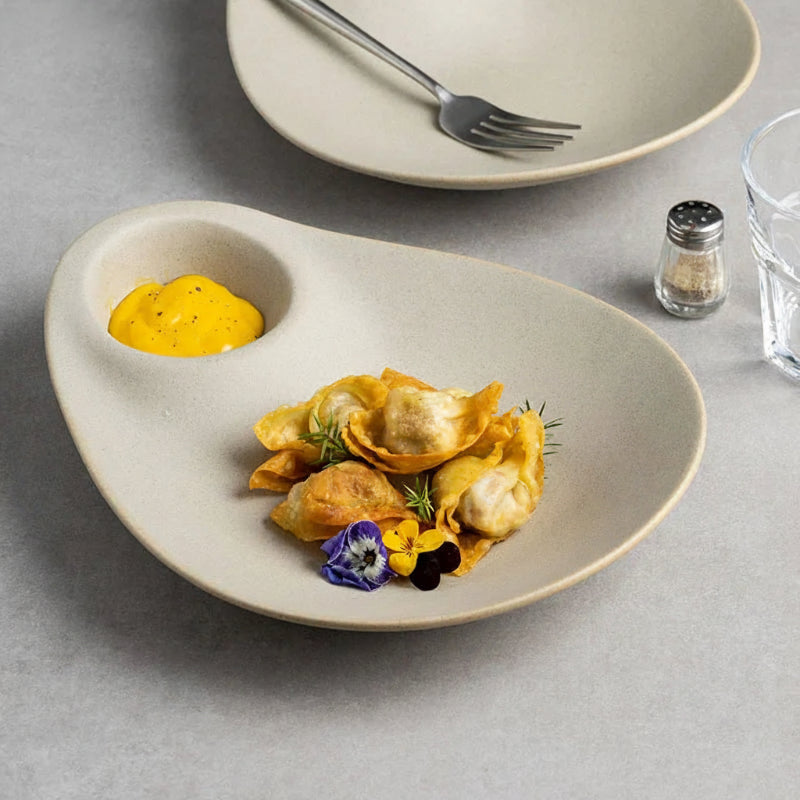 Assiette en céramique Écrin Maison Deleurde, vue détaillée de la coupelle intégrée