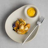 Assiette en céramique Écrin Maison Deleurde, vue détaillée de la texture artisanale