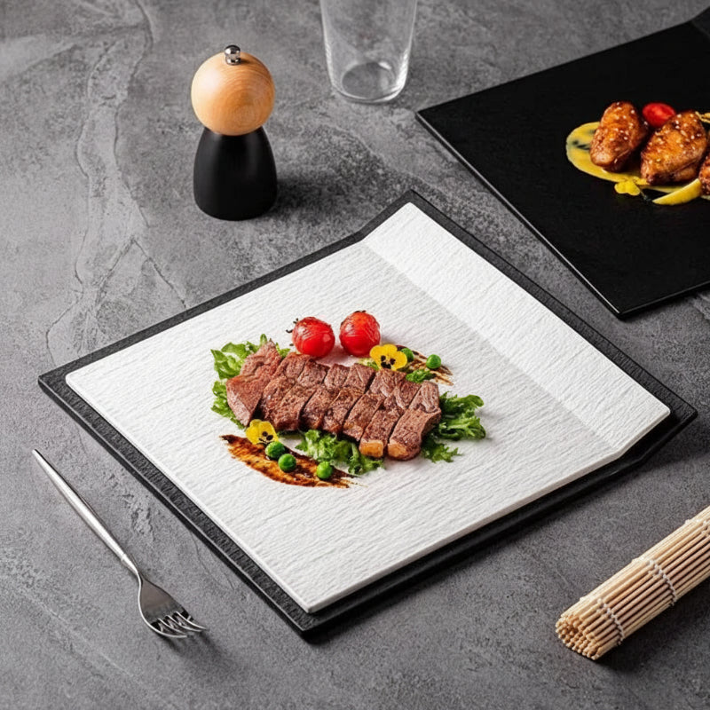 Assiette en céramique Strata Maison Deleurde, finition contemporaine effet pierre