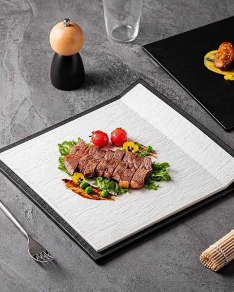 Assiette en céramique Strata Maison Deleurde, finition contemporaine effet pierre