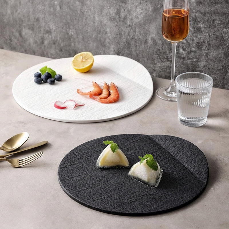 Assiette en céramique Strata Maison Deleurde, vue détaillée de la texture minérale