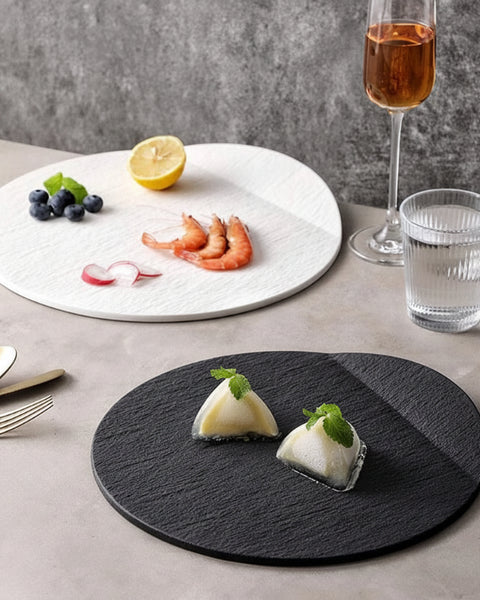 Assiette en céramique Strata Maison Deleurde, vue détaillée de la texture minérale