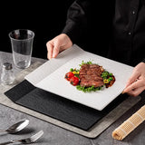 Assiette en céramique Strata Maison Deleurde, vue détaillée de la forme et de la finition