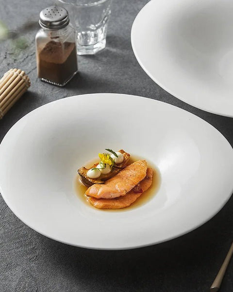 Assiette Céramique Blanche Elma Maison Deleurde, vue rapprochée de la forme et de la finition