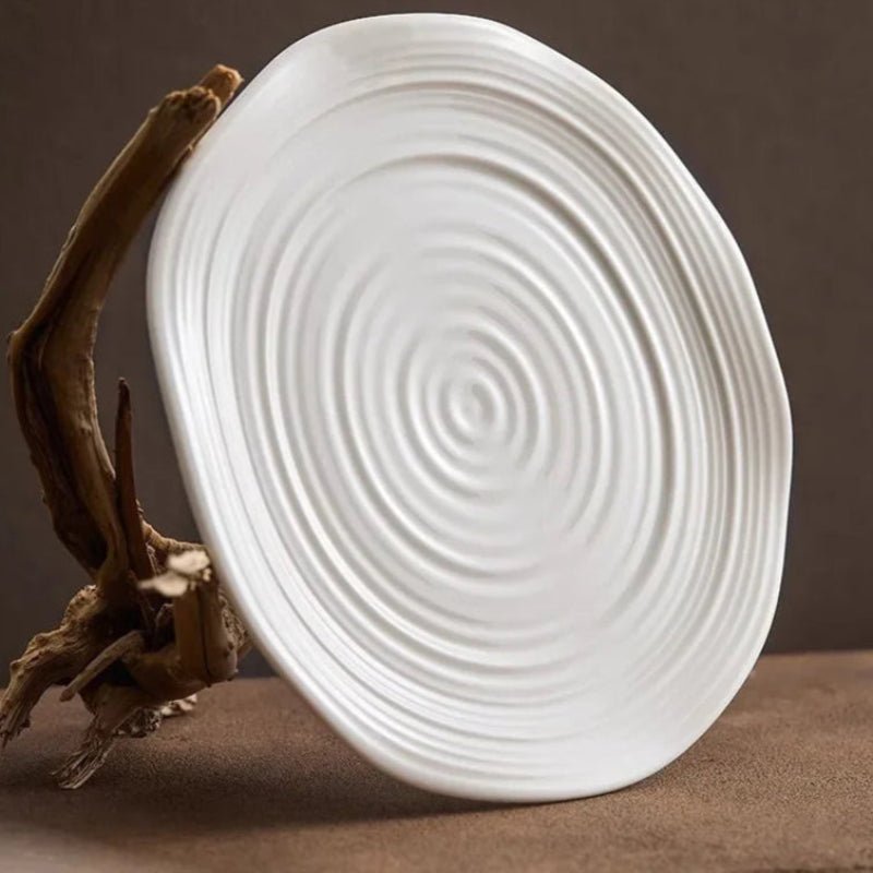Assiette Céramique Blanche Epure Maison Deleurde, vue rapprochée de la forme et de la finition