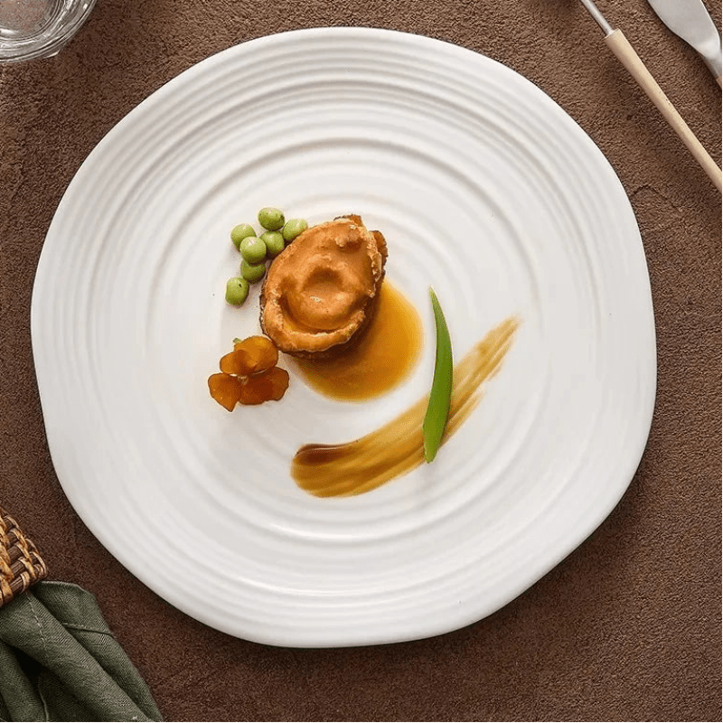 Assiette Céramique Blanche Epure Maison Deleurde avec dressage gastronomique