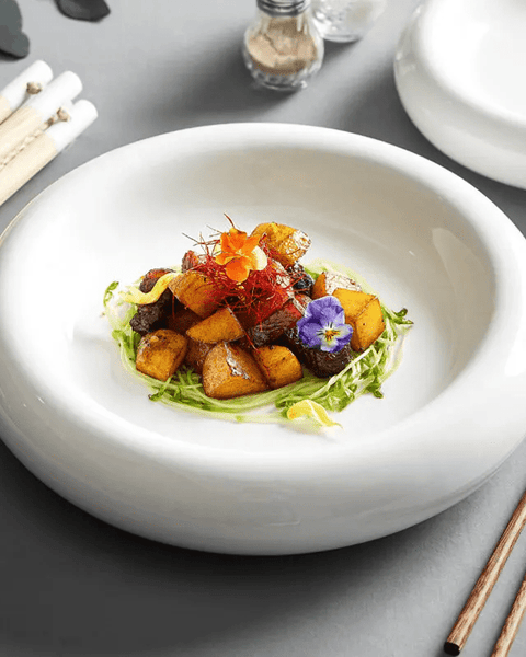 Assiette Céramique Ronde Essence Maison Deleurde avec dressage gastronomique