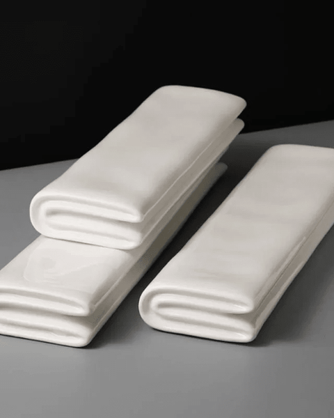 Plat Céramique Rectangulaire Folder Maison Deleurde, vue rapprochée de la forme et de la finition
