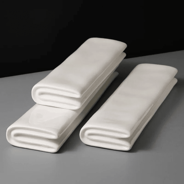 Plat Céramique Rectangulaire Folder Maison Deleurde, vue rapprochée de la forme et de la finition