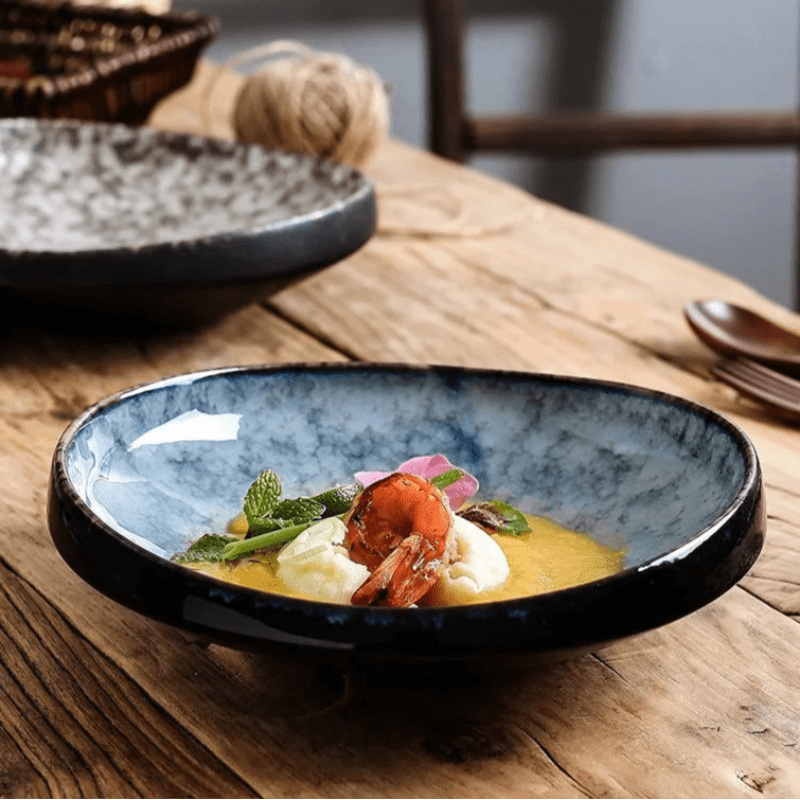 Assiette Céramique Noire Horizon Maison Deleurde, vue rapprochée de la forme et de la finition