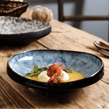 Assiette Céramique Noire Horizon Maison Deleurde, vue rapprochée de la forme et de la finition